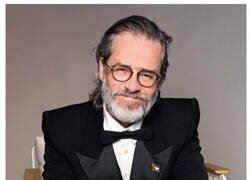 Enlace a Vanity Fair edita el pin de Palestina de Guy Pearce pero se olvida de un pequeño detalle...