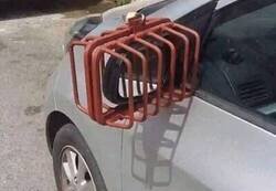 Enlace a Harto de que le rompan el retrovisor