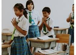 Enlace a Esta niña de 10 años sorprende en internet tras llevar a un bebé a clase