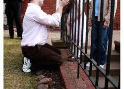 Enlace a Niños que acabaron con la cabeza atascada en los peores lugares que puedas esperar