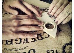 Enlace a Cosas que quizás no conocías sobre el peligroso tablero de la Ouija