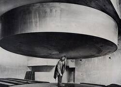 Enlace a De pie entre dos enormes discos