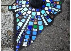 Enlace a Este artista callejero francés se dedica a tapar grietas en las aceras con trozos de cerámica