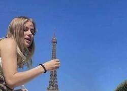 Enlace a No es la típica foto que la gente se hace en la Torre Eiffel