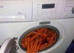 Enlace a Le pidieron que lavara las zanahorias...