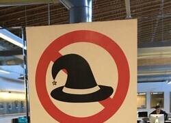 Enlace a Este cartel debe tener una curiosa historia detrás
