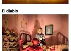 Enlace a Aterradoras imágenes del artista que usa a su propia hija para recrear las peores películas de terror