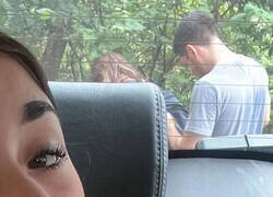 Enlace a Esperando a su amiga