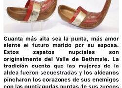 Enlace a  Los 10 zapatos más extraños del mundo con los que no sabemos en qué estaban pensando algunos zapateros