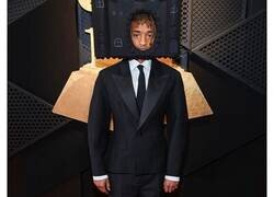 Enlace a Celebridades vestidas desastrosamente durante los premios Grammy de 2025