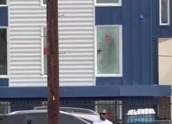 Enlace a Kanye West con su polémica camiseta