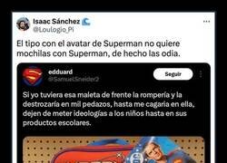 Enlace a Enfadado por una mochila de Superman
