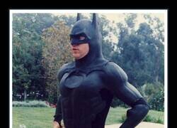 Enlace a Probándose el traje de Batman