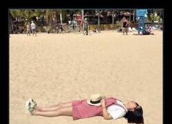 Enlace a Levitando en la playa