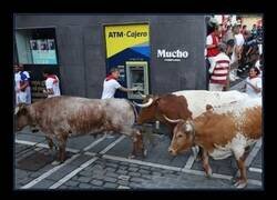 Enlace a Cuando encuentras un cajero en medio de SanFermines