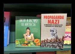 Enlace a A Roro le pega el verde de VOX y estar al lado del tercer reich