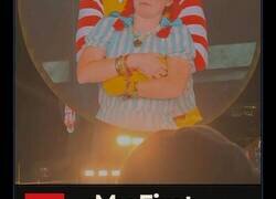 Enlace a Recrean mediante IA el abrazo prohibido de Coldplay