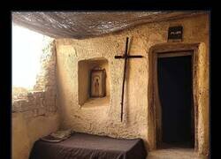 Enlace a Hombres eligiendo alojamiento