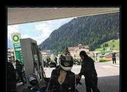 Enlace a Nunca va solo en la moto