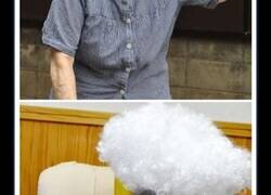 Enlace a Una anciana de 89 años se viraliza al descubrir que puede hacerse fotos y publicarlas