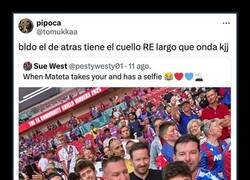 Enlace a Llamando la atención en foto ajena