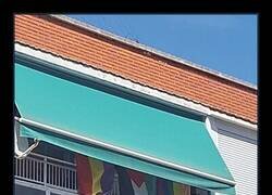 Enlace a Banderas en el balcón