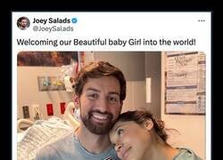 Enlace a Celebrando el nacimiento de su hija