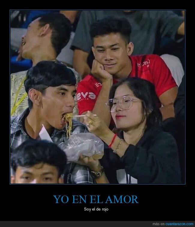 comiendo,mirando,pareja