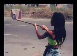 Enlace a Palo de selfie tercermundista