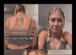 Enlace a Su nuevo tatuaje parece otra cosa...