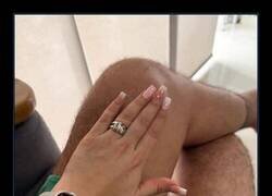 Enlace a Luciendo uñas