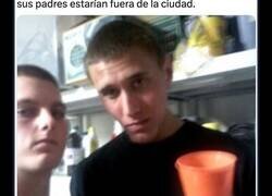Enlace a Asesinó a sus padres con un martillo por no dejarlo hacer una fiesta