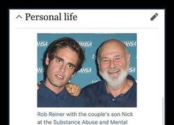 Enlace a El recientemente fallecido Rob Reiner junto a su hijo