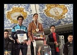 Enlace a Contento con su premio