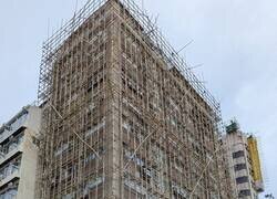 Enlace a Si algo me fascina de los andamios de bambú de Hong Kong no es la altura que alcanzan o que apoyen sobre unos pocos de ellos sino que toda la estructura está atada con cintas