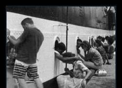 Enlace a Parejas despidiéndose con un beso de sus seres queridos antes de que el Titanic zarpara de Southampton, Inglaterra