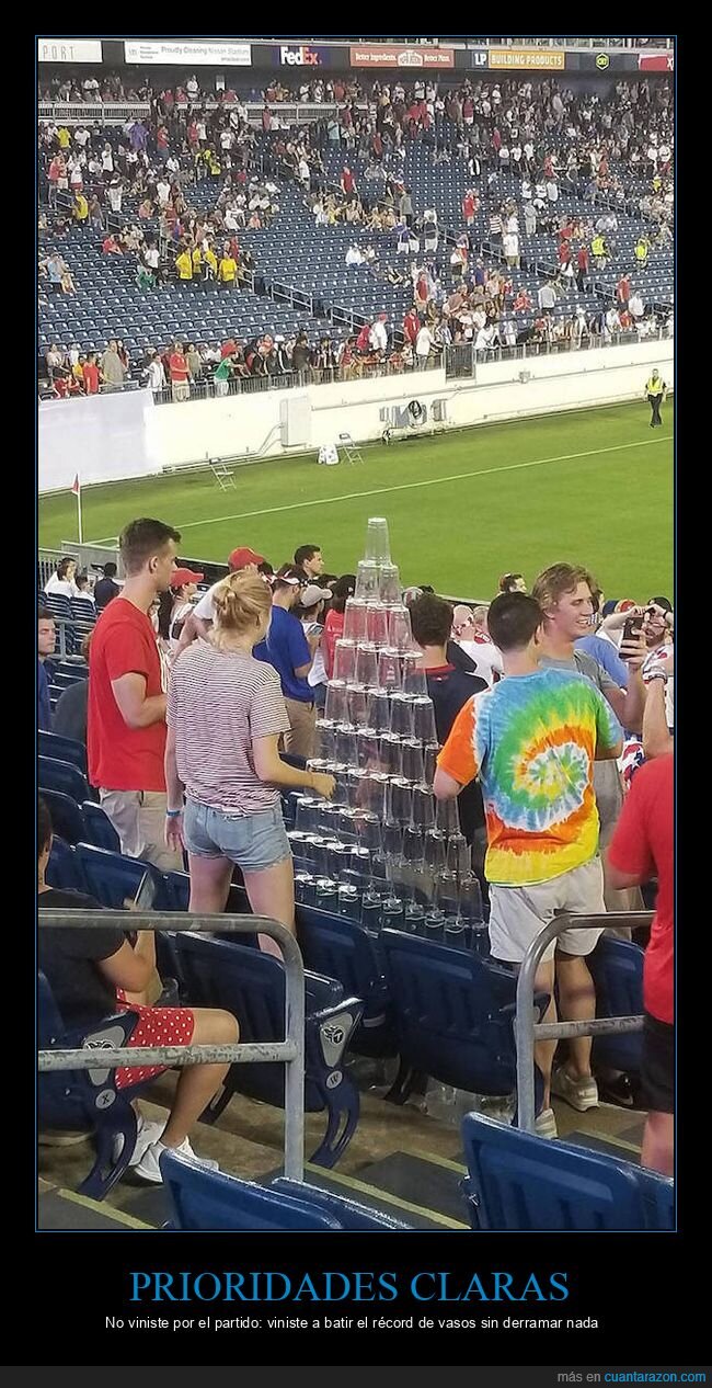 estadio,vasos,cerveza,torre,desastre