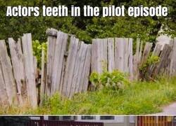 Enlace a En el piloto eran de madera y en la temporada 2 ya tienen patrocinio de dentista