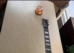 Enlace a Cuando pides una guitarra y te llega el Ikea Deluxe