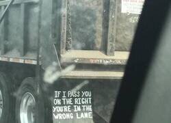 Enlace a Dedicado a los que no salen del carril central