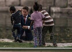 Enlace a Un novio salva a un niño de ahogarse durante su sesión de fotos de boda