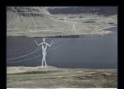 Enlace a Un diseño propuesto para las icónicas torres eléctricas de Islandia con forma humana de 150 pies de altura
