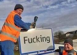 Enlace a En 2021, el pueblo austríaco ‘Fucking’ cambió su nombre a ‘Fugging’ porque la gente robaba constantemente su cartel