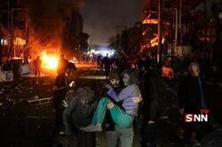 Enlace a Civiles iraníes en las secuelas de los bombardeos israelíes sobre Teherán, en la plaza Niloufar