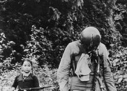Enlace a Un teniente de la Fuerza Aérea de los Estados Unidos es mantenido cautivo por una joven soldado norvietnamita. 1967