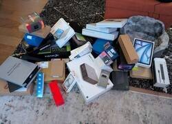 Enlace a Hoy voy a tirar todas estas cajas y alguien que rebusque se va a desilusionar cuando vea que están vacías