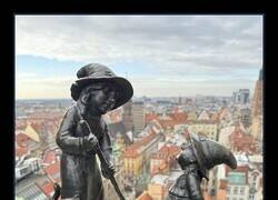 Enlace a En Wrocław, Polonia, hay cientos de pequeñas estatuas de bronce de enanos o gnomos escondidas por toda la ciudad