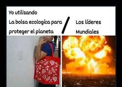 Enlace a Yo con la bolsa reutilizable y ellos con el botón nuclear