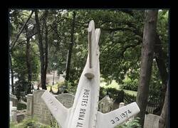 Enlace a La lápida de una azafata que falleció en un accidente aéreo