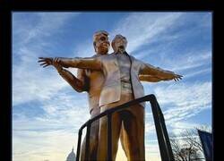 Enlace a Cuando te crees el rey del mundo y solo te da para hinchable